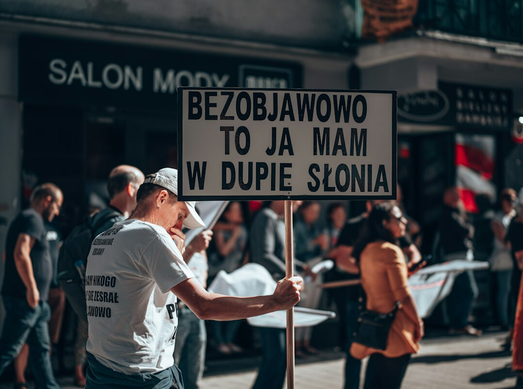 Grupa mladih ljudi slavi zajedno na otvorenom