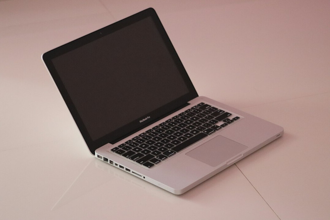 Zaslon laptopa s programskim kodom