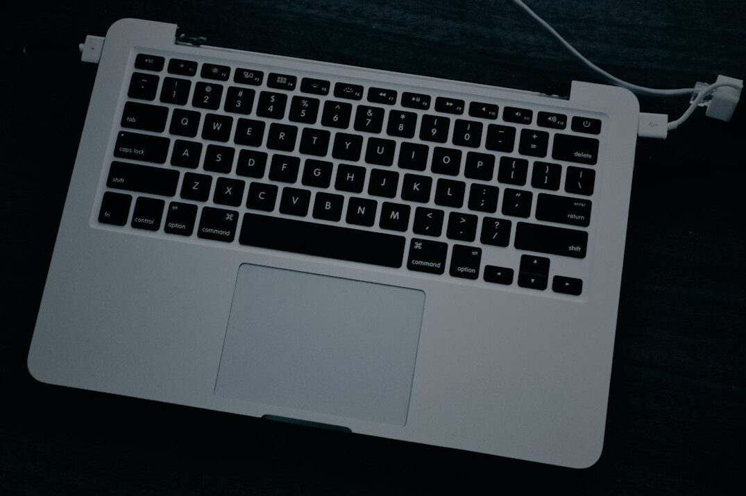 Ruke tipkaju na tastaturi laptopa